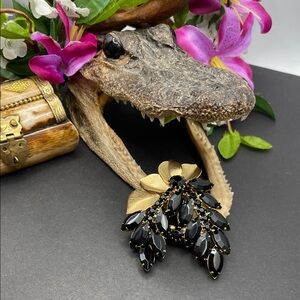 Juliana leaf accents and rhinestone brooch vintage verified